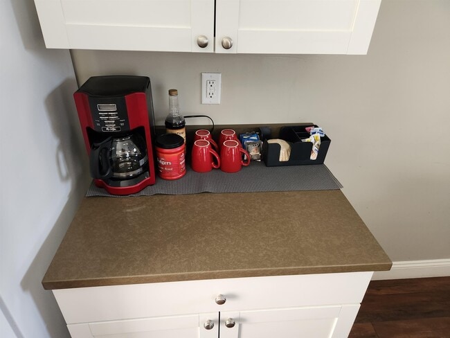 Building Photo - 661 Hevey St