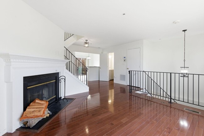 Building Photo - Lovely 3 BR/2.5 BA Townhome in District He...