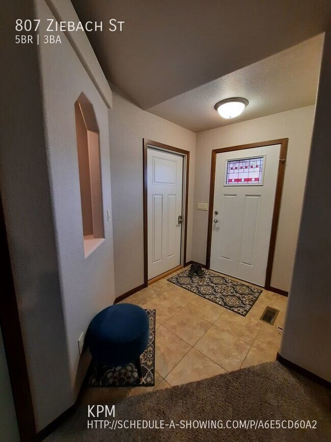 Building Photo - 5 BEDROOM | 3 BATH | HOUSE | DOUBLE GARAGE...