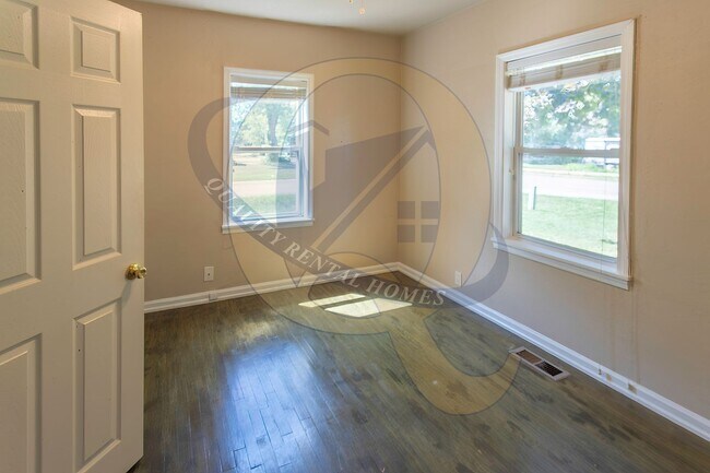 Foto del edificio - Well-maintained, Updated 2-bedroom home on double lot.