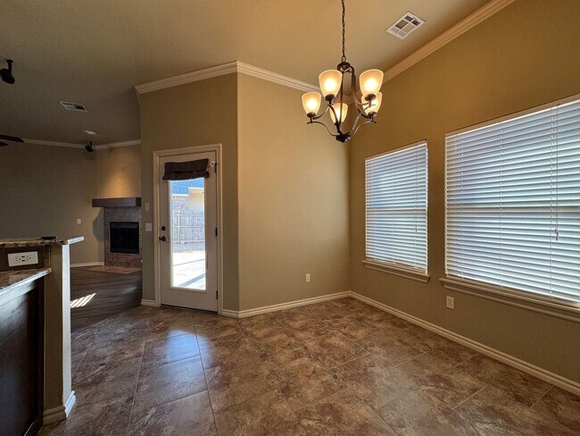Foto del edificio - Spacious & Modern Home - 10 Minutes from Tinker AFB!