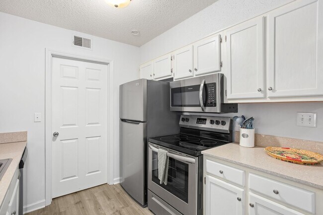 Foto del edificio - Furnished 1-Bedroom Condo with Modern Updates in Winston-Salem
