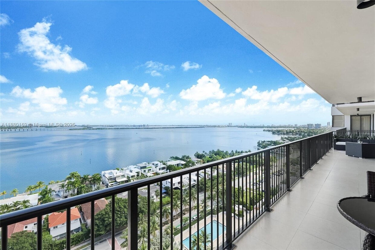 Primary Photo - 1000 Venetian Way