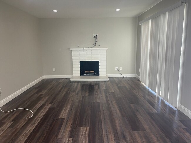 Building Photo - 3 Bedroom 2 Bathroom Home in Huntington Beach with Air Conditioning