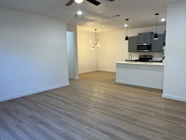 Building Photo - 5702 Kemper St