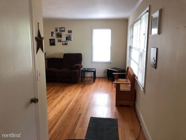 Foto del edificio - 2 br, 1 bath Apartment - 2314 Wycliffe Ave SW