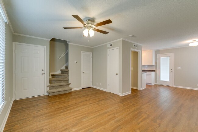 Building Photo - Columbia, TN Two Bedroom Duplex at 1027 Ch...