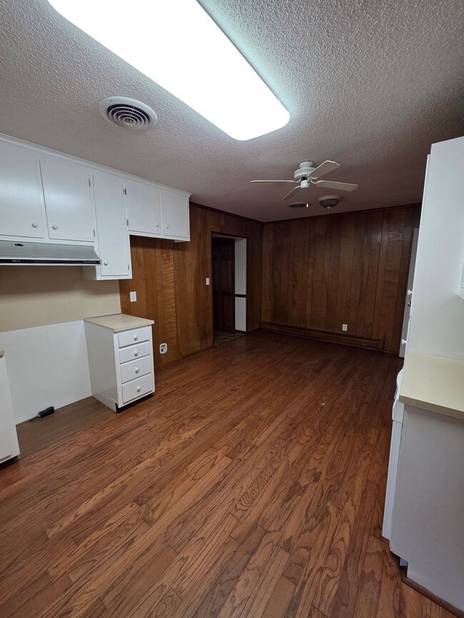 Building Photo - 3 BR with Den & Carport!