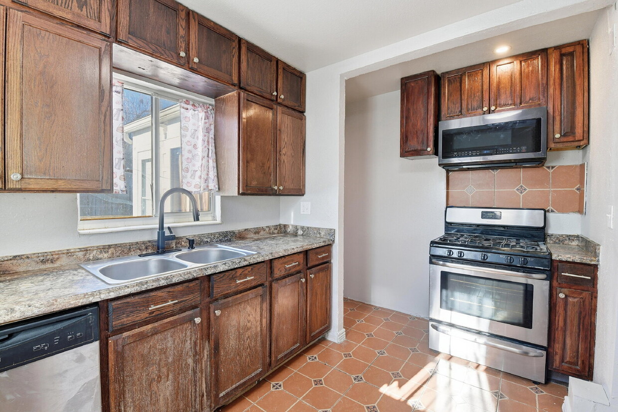 $1,985.00 - 3 Bedrooms, 1 Bathroom, Single Family Home in Aurora with fenced Yard! - $1,985.00 - 3 Bedrooms, 1 Bathroom, Single Family Home in Aurora with fenced Yard!