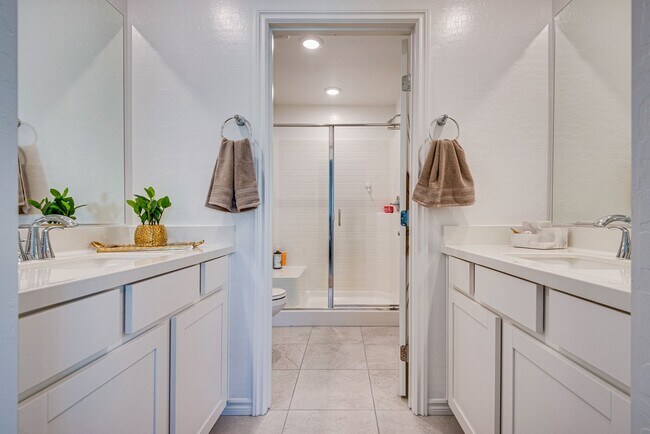 Foto del edificio - Furnished 3-bedroom, 2.5-bath townhome, designed to offer the ultimate in modern comfort.