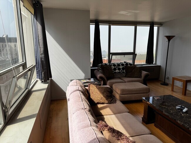Foto del edificio - 70 W Burton Pl