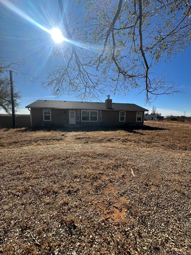 Building Photo - Private 3 Bed Home Lots of Room!