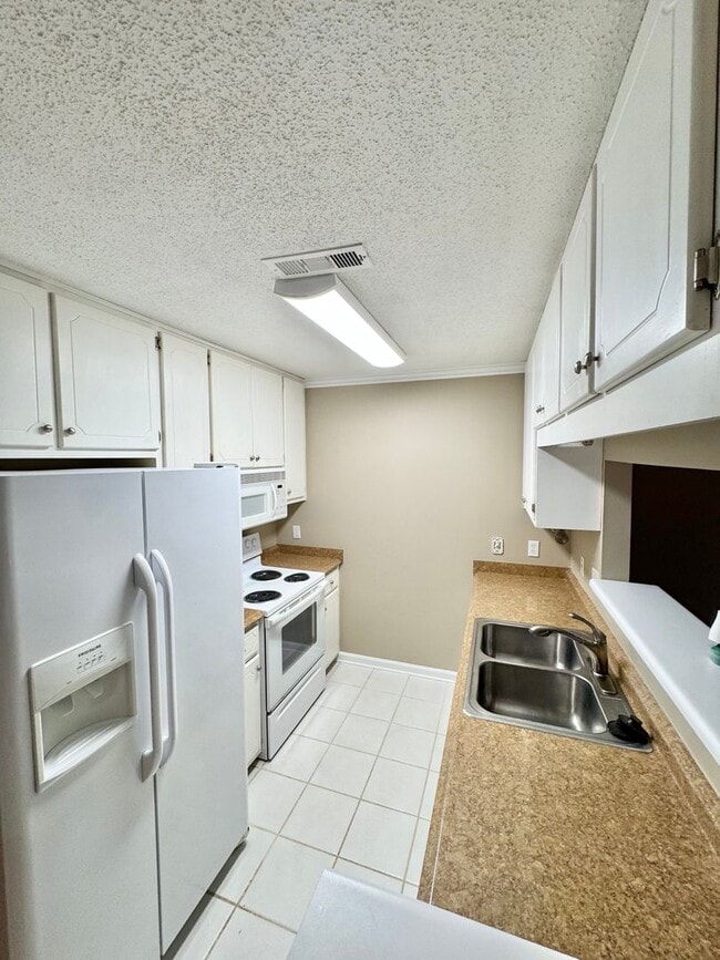 Building Photo - 211 Woodrun Dr