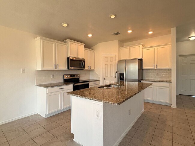 Foto del edificio - NEW IN MANAGEMENT - AVAILABLE NOW!