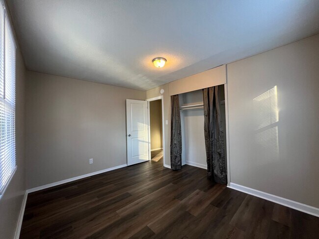 Foto del edificio - Cute 2 bedroom 1 bath duplex that is centrally located. Close to area bases, shopping and restaur...