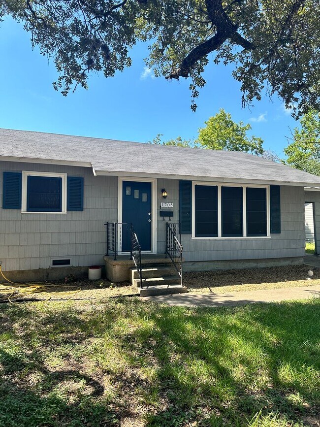 Building Photo - Cute and Available!