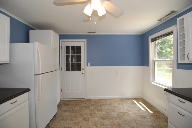 Building Photo - Cute 2 Bedroom Fully Updated
