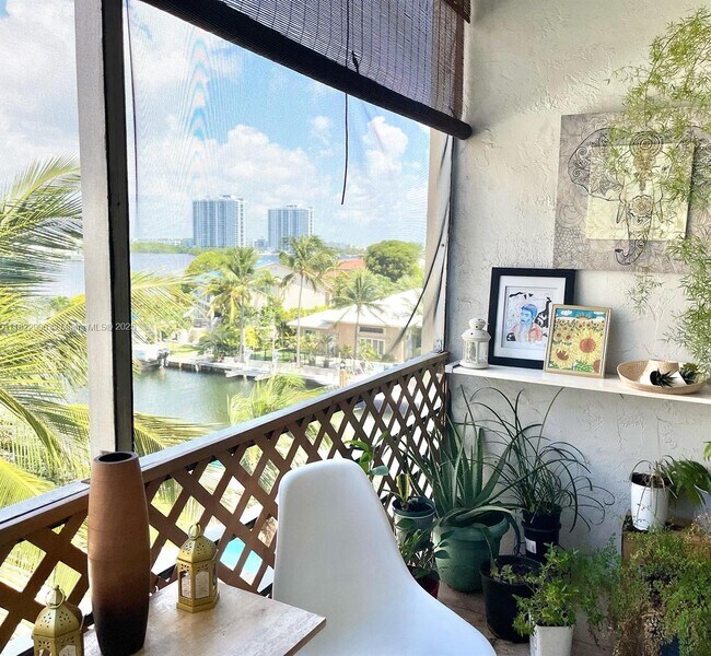 Foto del edificio - 2935 NE 163rd St
