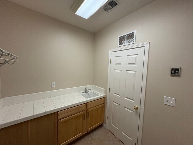 Foto del edificio - SW Visalia Home Available Now!