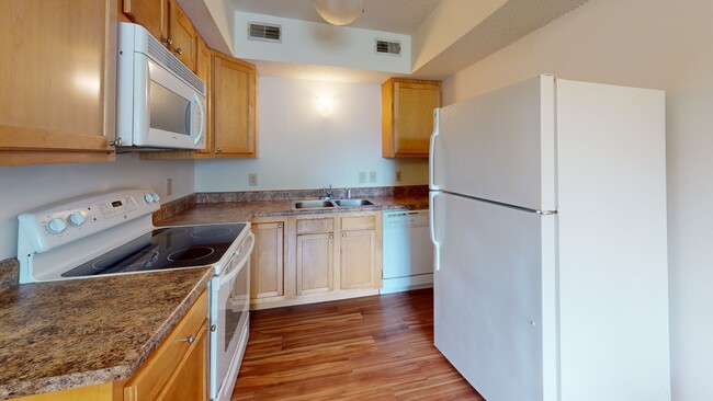 Kitchen - 1003 W Stoughton