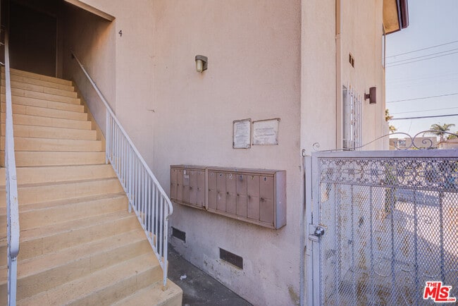 Foto del edificio - 305 E Plymouth St