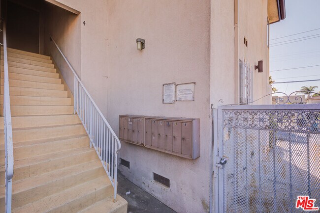 Foto del edificio - 305 E Plymouth St