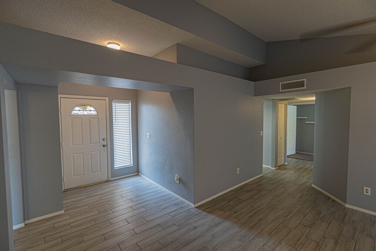 Primary Photo - Flexible Floor Plan & Fabulous Pool: Perfe...