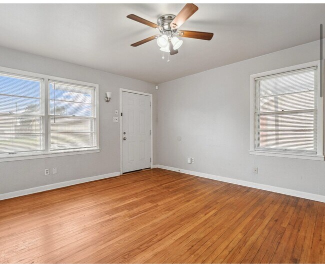 Building Photo - 2 bed 1 bath near Slide and Marsha Sharp n...