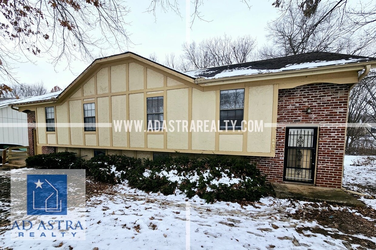 Primary Photo - ADORABLE and CLEAN duplex in Shawnee!!-Ava...