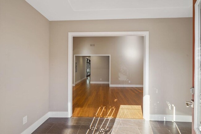 Building Photo - 2696 San Carlos Ave
