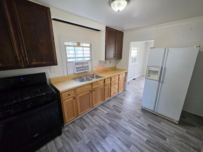 Building Photo - 2 BR