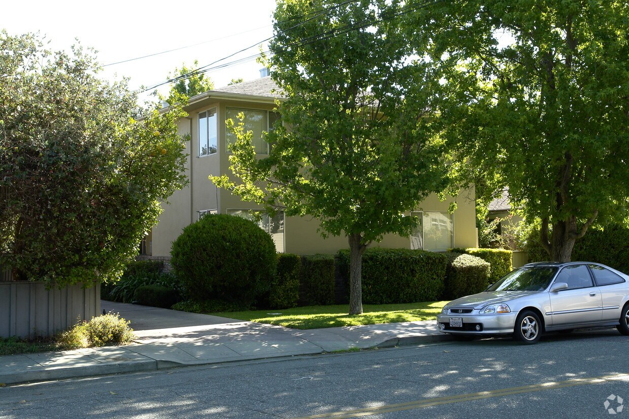 Building Photo - 700 Arbor Rd