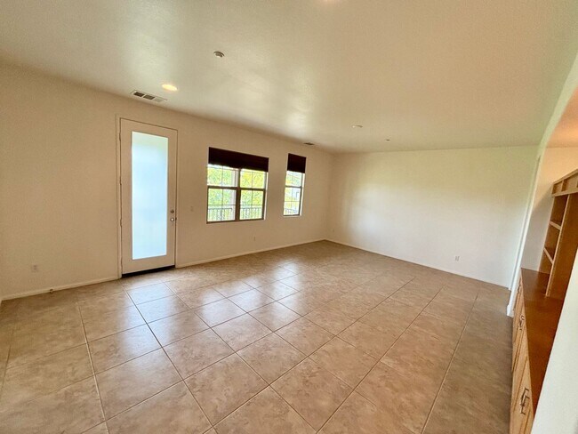 Building Photo - Great Spanish Walk Condo