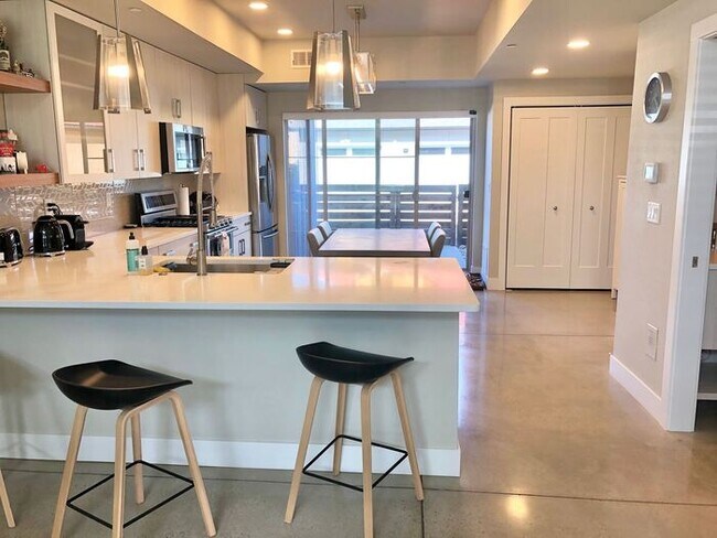 Foto del edificio - Modern 3 Bed 2.5 Bath Townhome Near Old Town!