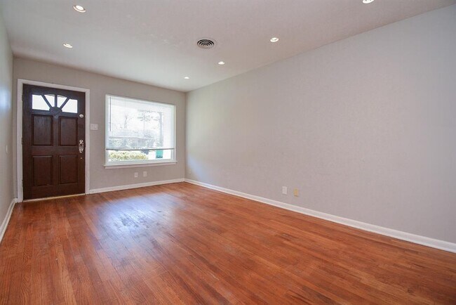 Foto del edificio - 8330 Waterbury Dr