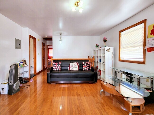 Foto del edificio - 40-50-50 Utopia Pkwy