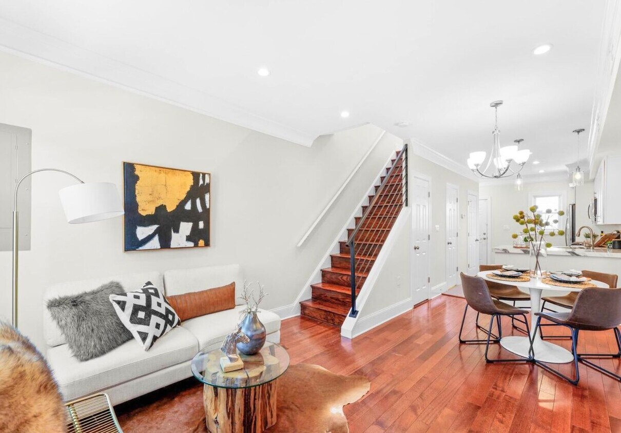 Foto principal - RENOVATED 2 BED/ 2 BA WITH LARGE PATIO & P...