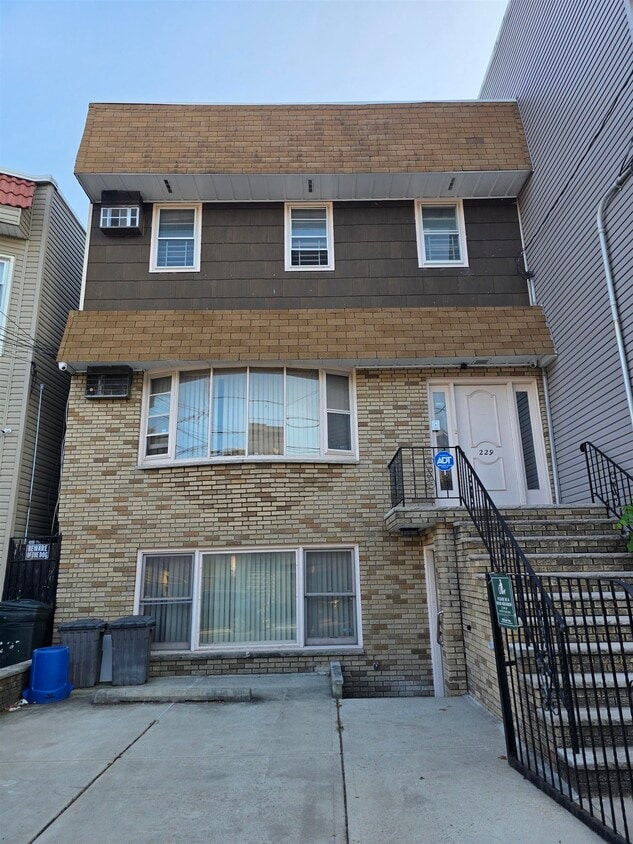Primary Photo - 229 Griffith St