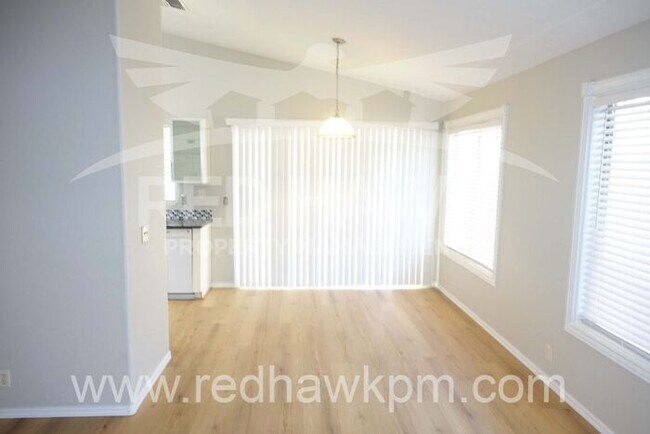 Building Photo - Charming Three Bedroom, Two Bathroom Chand...