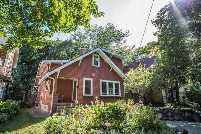 Foto del edificio - Classic Bungalow in one of Madison's best ...