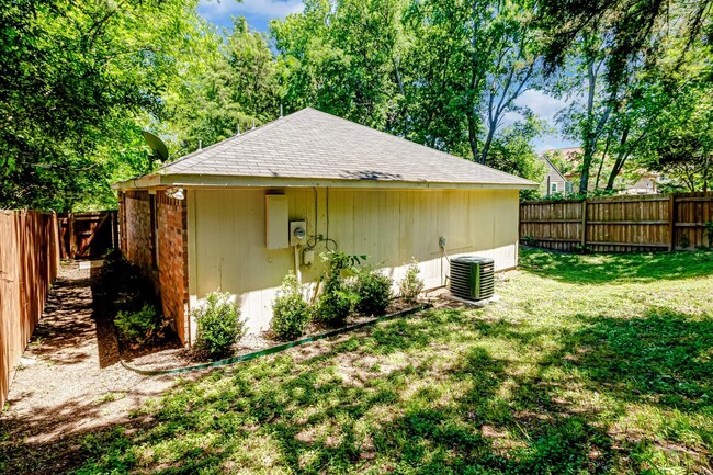 Building Photo - 6433 Leana Ave