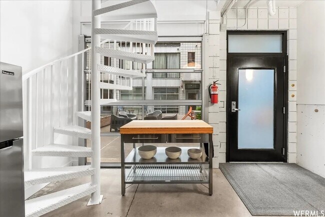 Foto del edificio - 360 W Broadway