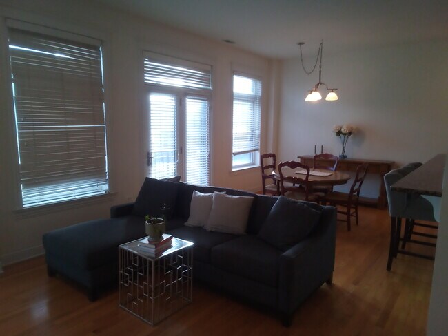 Foto del edificio - 3755 N Racine Ave