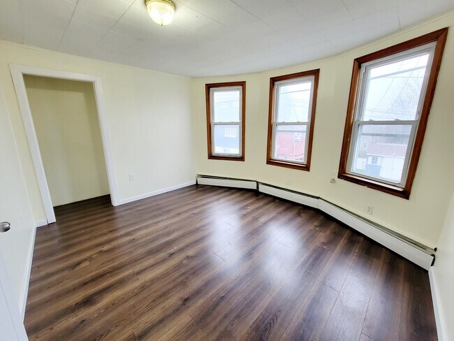 Building Photo - 408 E Main St