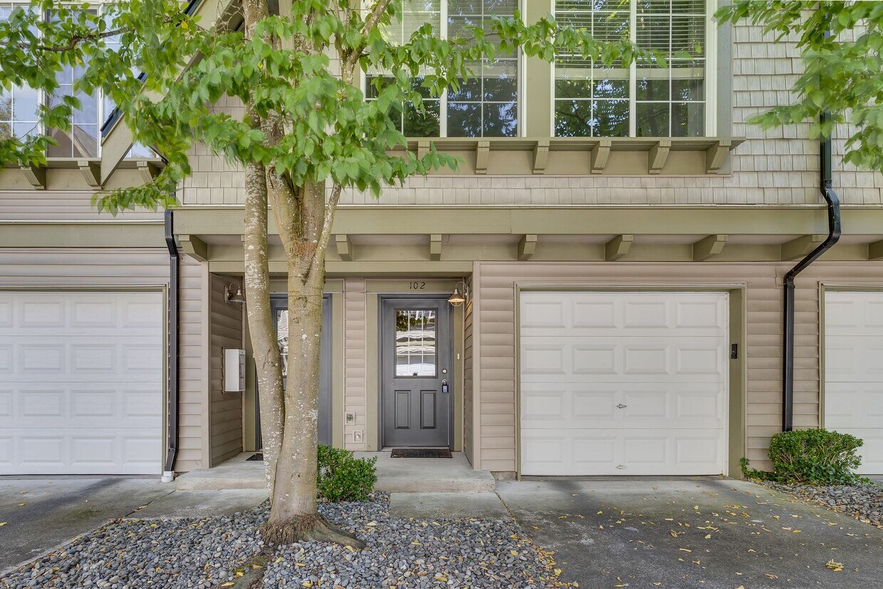Primary Photo - Redmond 2 bedroom plus Den in Taluswood!