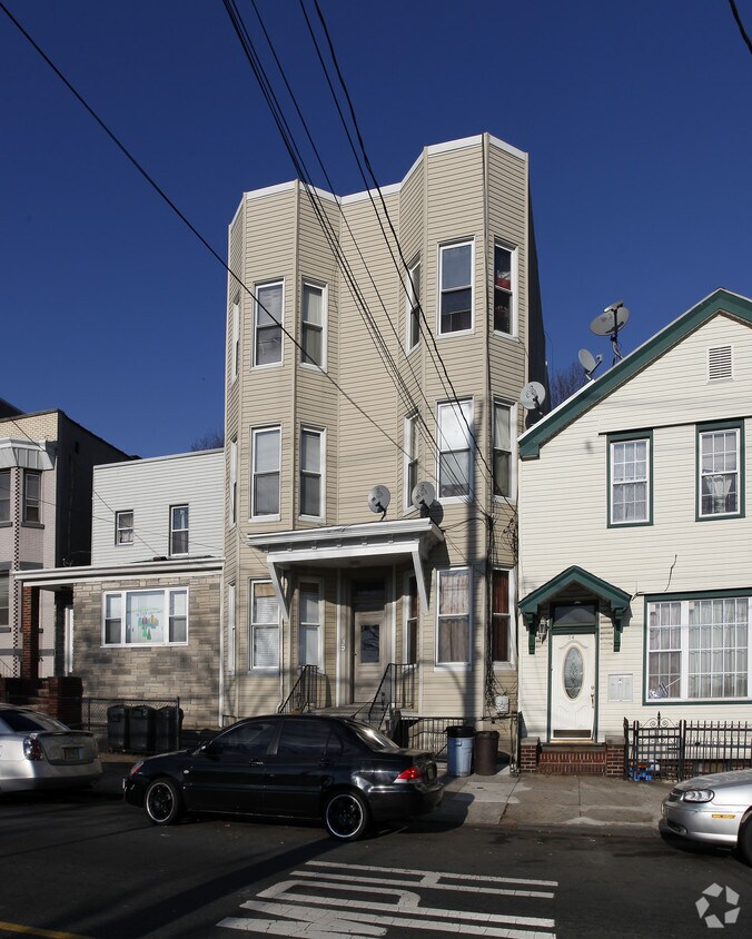Building Photo - 76 Manhattan Ave