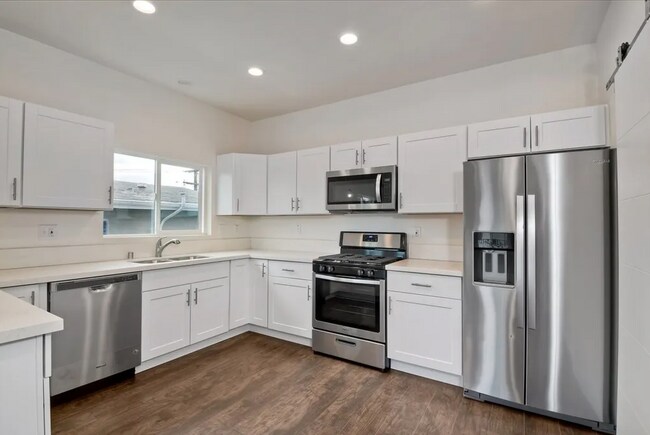 Foto del edificio - Modern 3-Bed, 2-Bath Near Downtown – Priva...