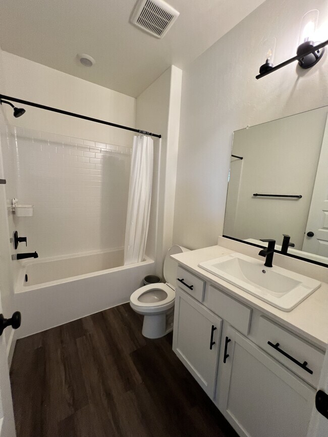 Building Photo - 7216 1/2 Shooting Star Ct