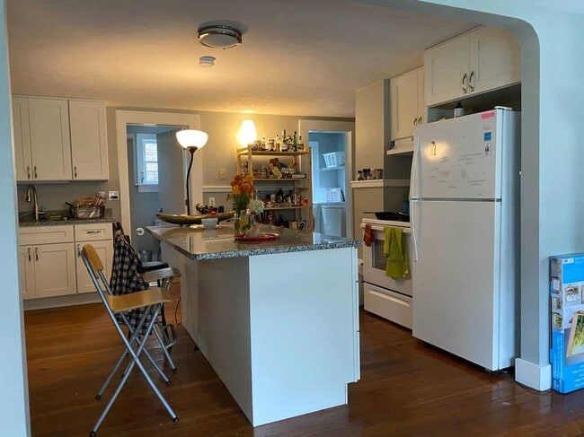 Building Photo - 49 Walnut St