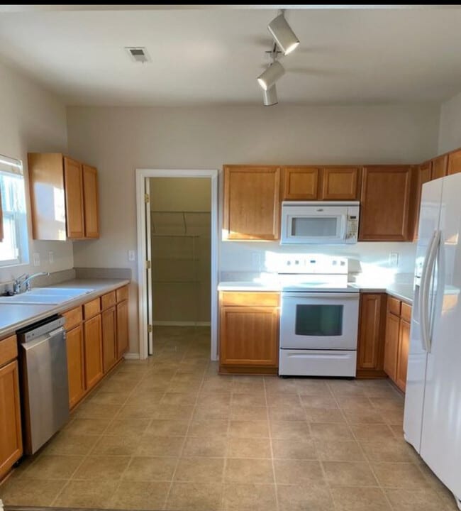 Building Photo - 933 Willow Creek Dr